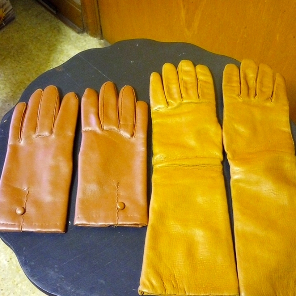 2 pairs of brown gloves